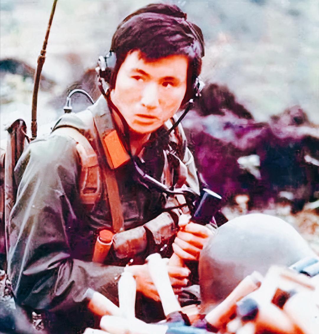 看到这张照片，很多人感觉到了杀气！照片里的男人穿着旧军装，眼神像淬了火的钢刀，嘴