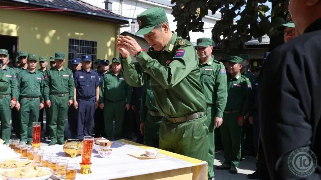 果敢同盟军彭德仁司令率军祭奠烈士！彭德仁司令在图一的果敢大庙，举行英灵送别仪