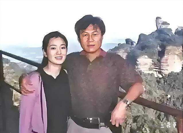 巩俐和教授父亲在一起。据悉，巩俐父亲巩力泽原是辽宁大学经济学教授，后转到山