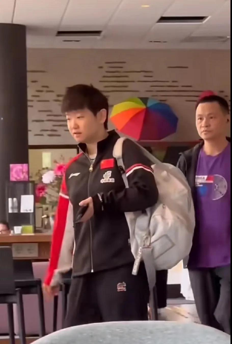 偶遇孙颖莎和德华一起赶训，大包+队服+专注赶路的小身影，满是为瑞典大满贯拼尽全力