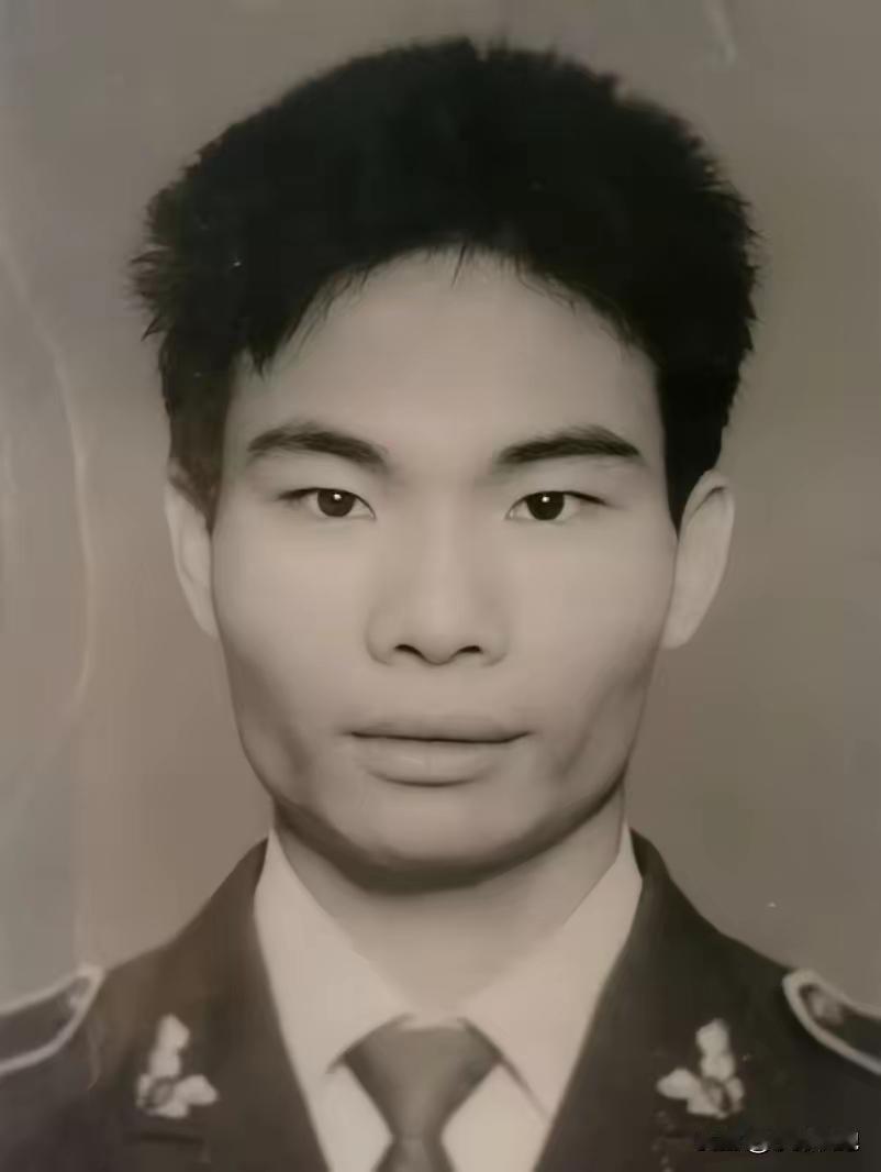 杜庭斌，1970年2月26日出生于广东省番禺市灵山镇高沙村。从小学到中学，一直是