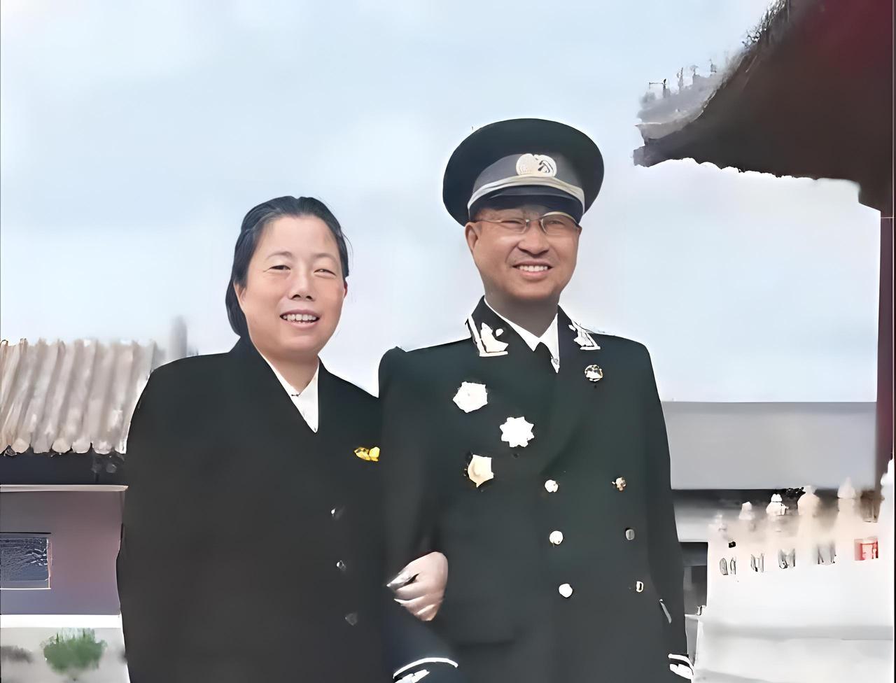 这是1955年刚从紫光阁参加授衔仪式的陈赓大将，与邓颖超一起合影。彼时陈赓52岁