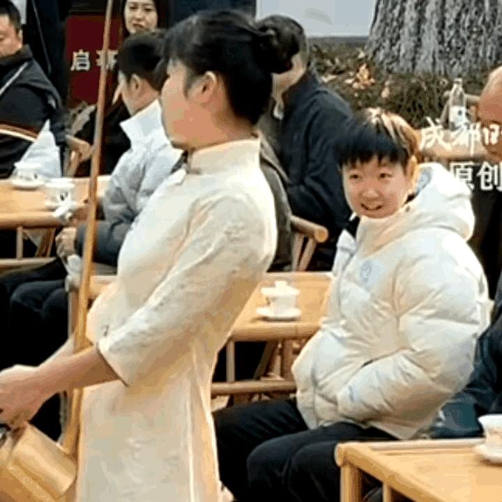 亲哥抽盲盒抽中诸葛亮，知道妹妹喜欢，直接送了。莎莎回去时，手里攥着俩盲盒