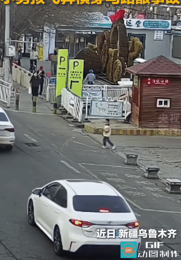 惊魂瞬间！司机这一躲，救了两个家，到底该谁担责？近日乌鲁木齐街头这一幕，看