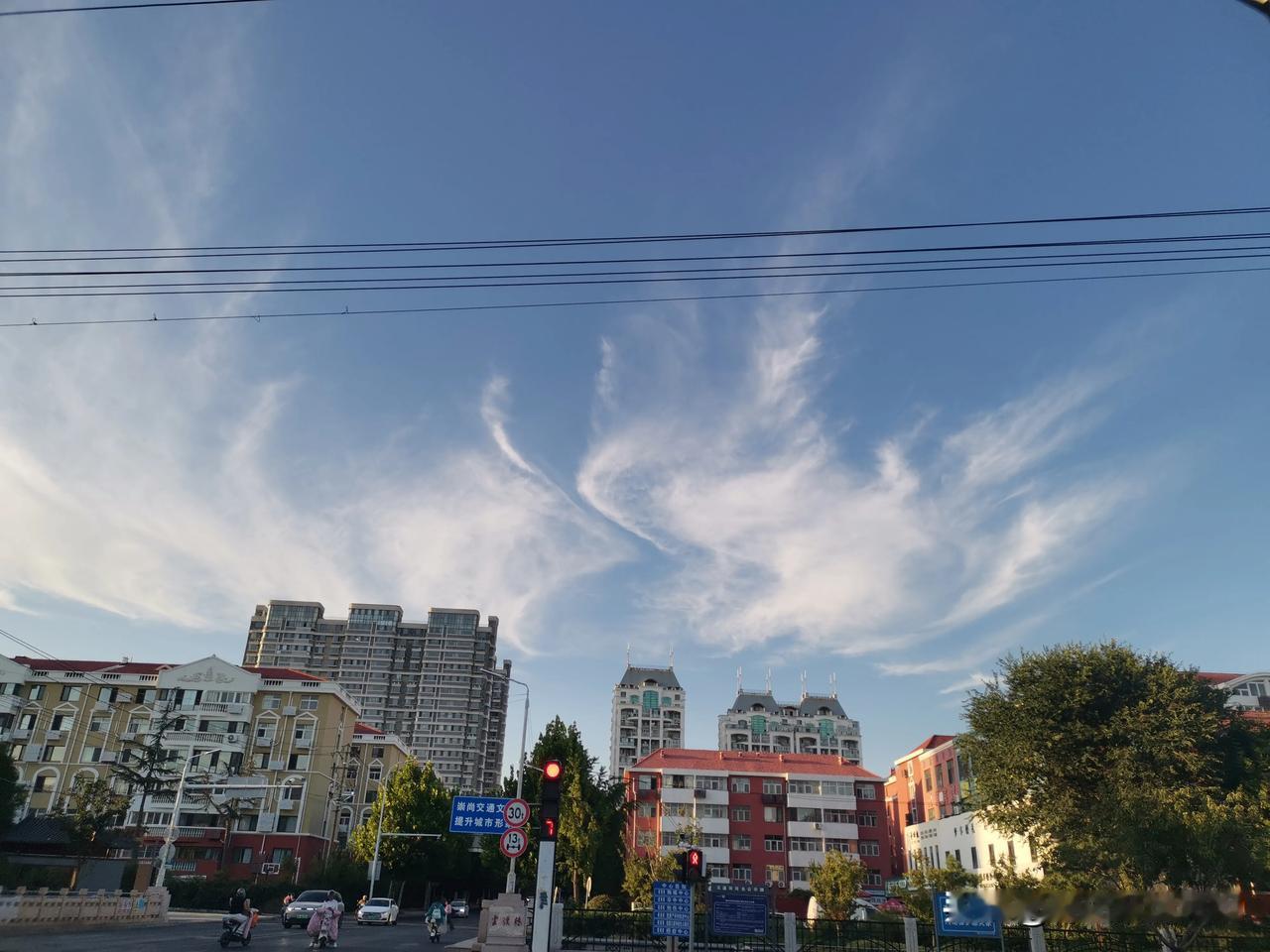 抬头遇见浪漫！胶州上空飘来羽毛状卷云。昨晚下班时，胶州老城区上空出现唯美毛卷云