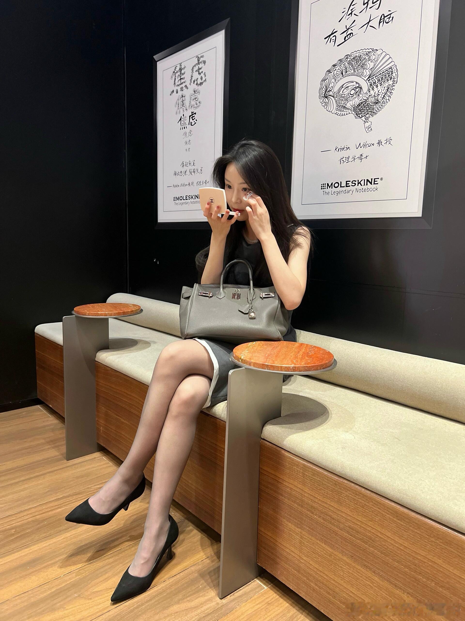 阴雨天又回归了黑白灰，经典就是经典~