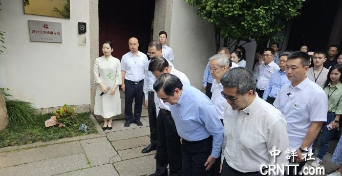 马英九在福州二度哽咽马英九率“大九学堂”青年学员赴大陆参访，今天参观福州“三坊