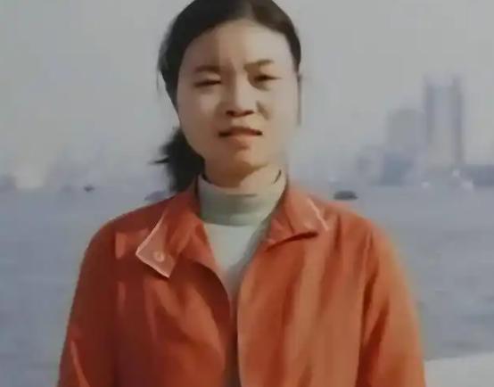 女研究生带母亲上学，两人同睡一张床，两个月后她绝望了，在宿舍用毛巾自缢身亡。她的
