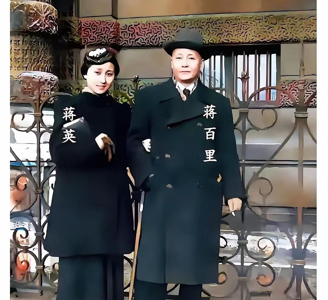 2009年北京301医院的病房里，钱学森枯瘦的手紧紧攥着蒋英的手，浑浊的眼睛里泛