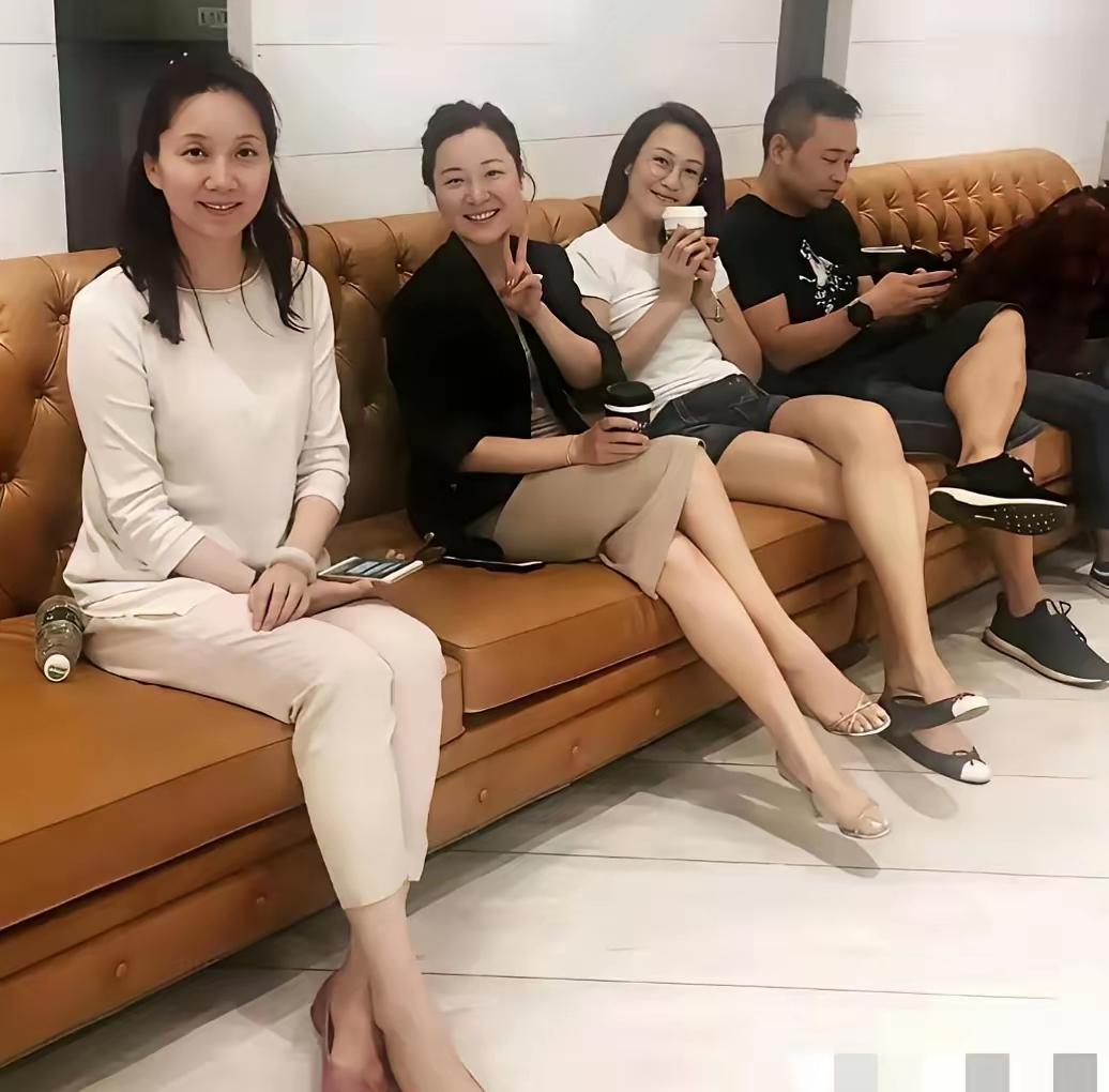 这里面有一位央视美女主持人你们认识她吗？她和朋友一起游玩，一点也没有明星架子