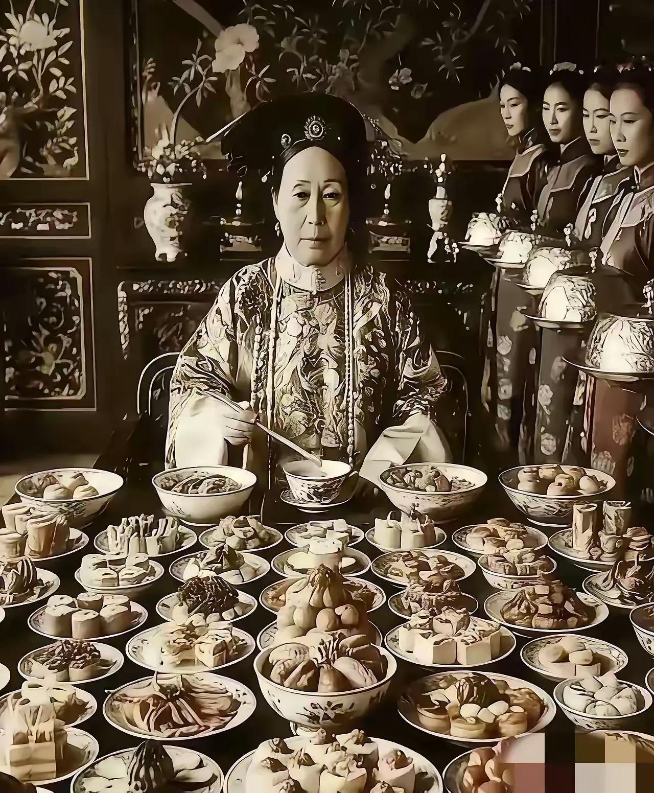 慈禧一顿饭，够你吃三年：晚清最贵“外卖”背后的亡国密码慈禧太后一天伙食费，折合白银约二百两。晚清一两