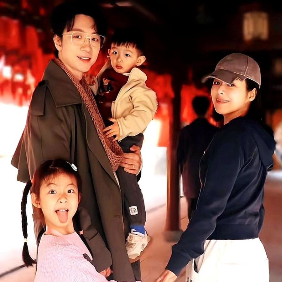 藏不住了！陈辰除夕晒全家福，老公首次露面太儒雅东方卫视主持人陈辰，除夕终于