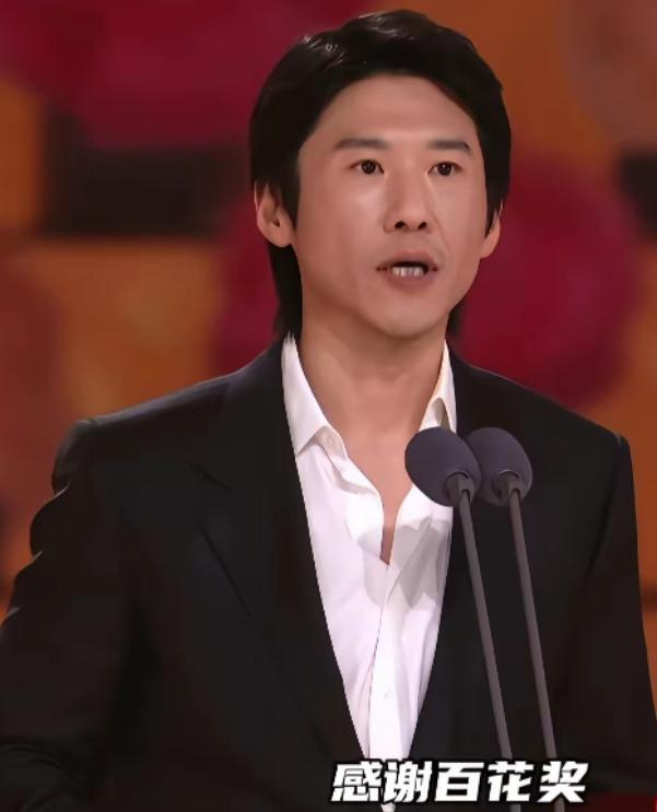 全网热议！48岁王骁拿下百花奖后状态彻底出圈！不少网友直言不对劲：没人提醒他吗？
