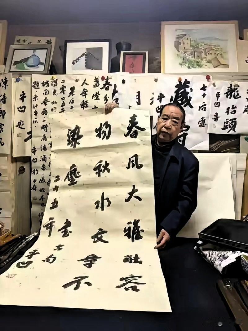 俗话说，文如其人，字如其人。看了贾平凹老师的毛笔字，感觉别具一格，自成一家，不是