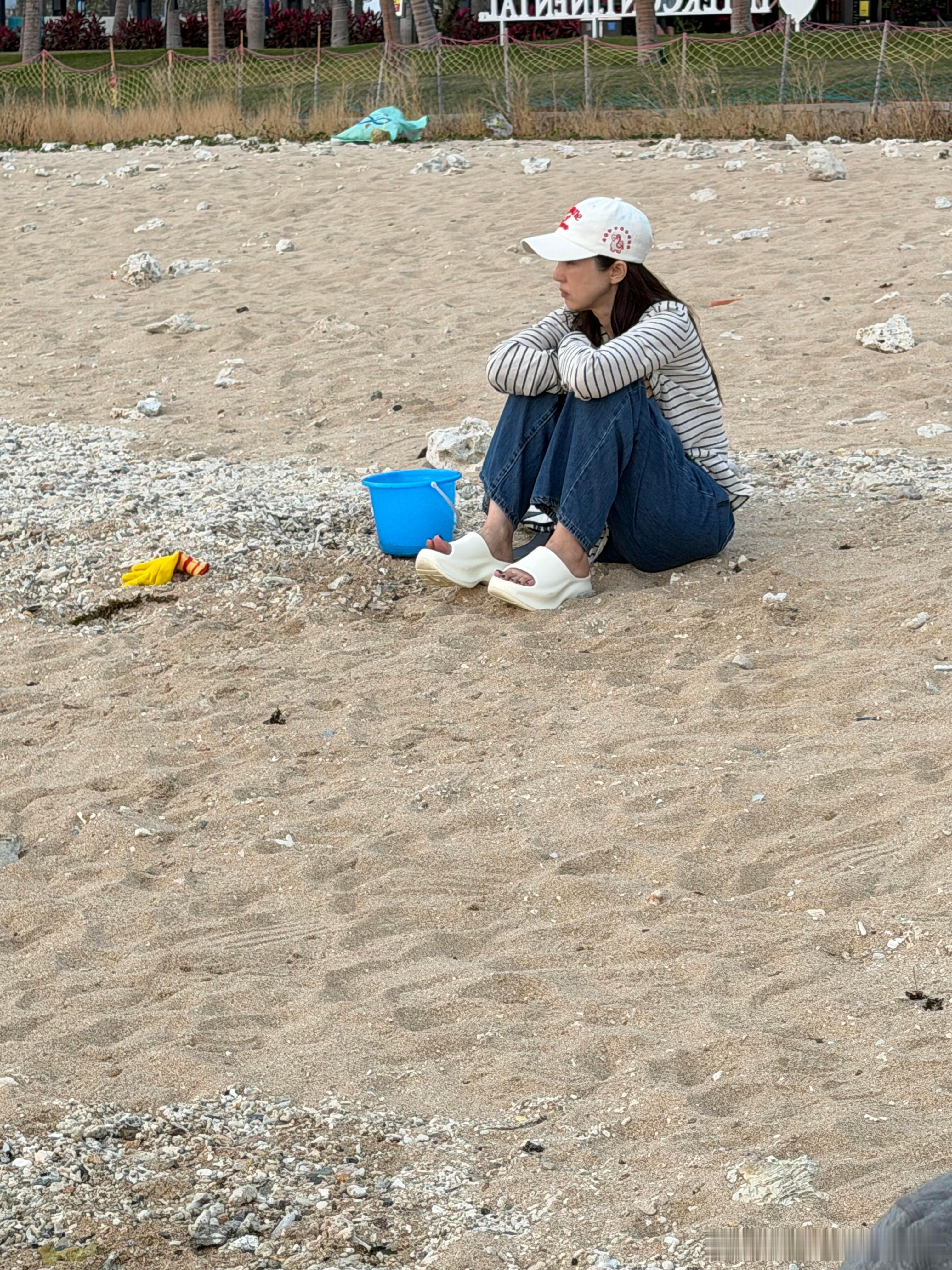 董璇张维伊带小酒窝沙滩玩耍董璇张维伊带小酒窝抓螃蟹董璇张维伊带小酒窝抓螃蟹，好