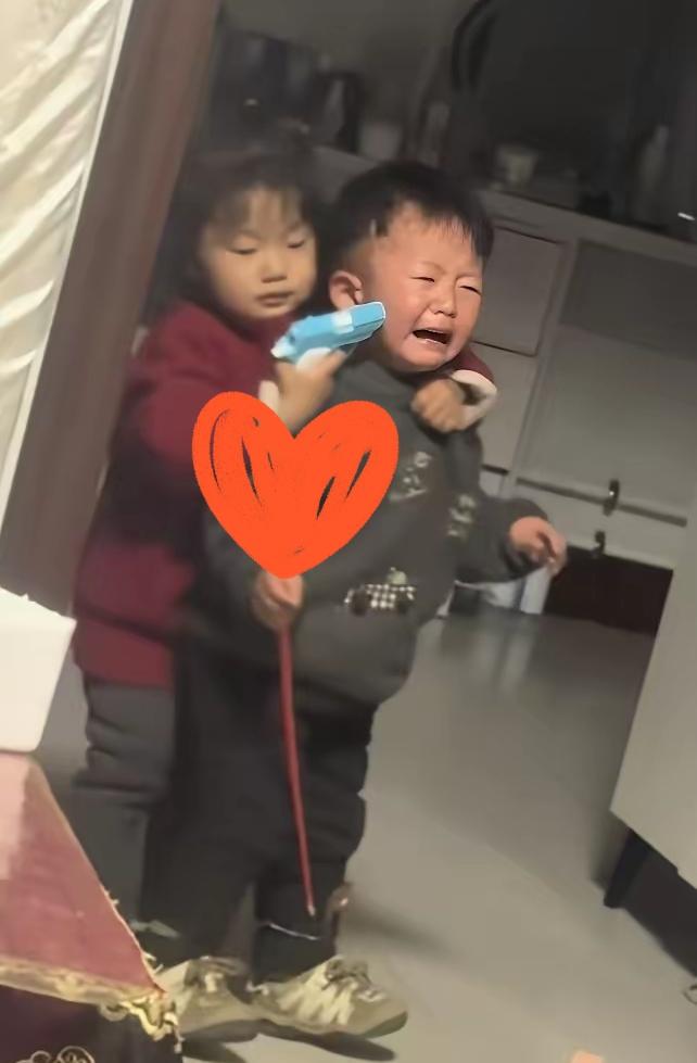 轰动全网的姐姐“劫持”弟弟后续来了，这小丫头片子还真跟家里杠上了，直接开出条件，