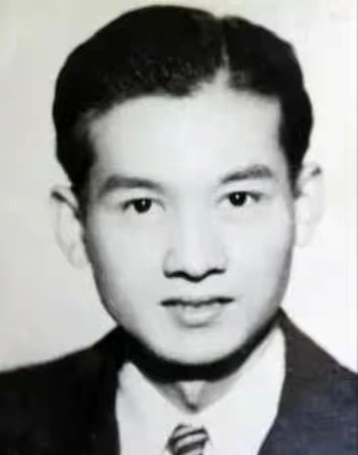 1988年，潜伏台湾42年的地下党员，成功回到了大陆。不久后，他拿着一份发黄的名