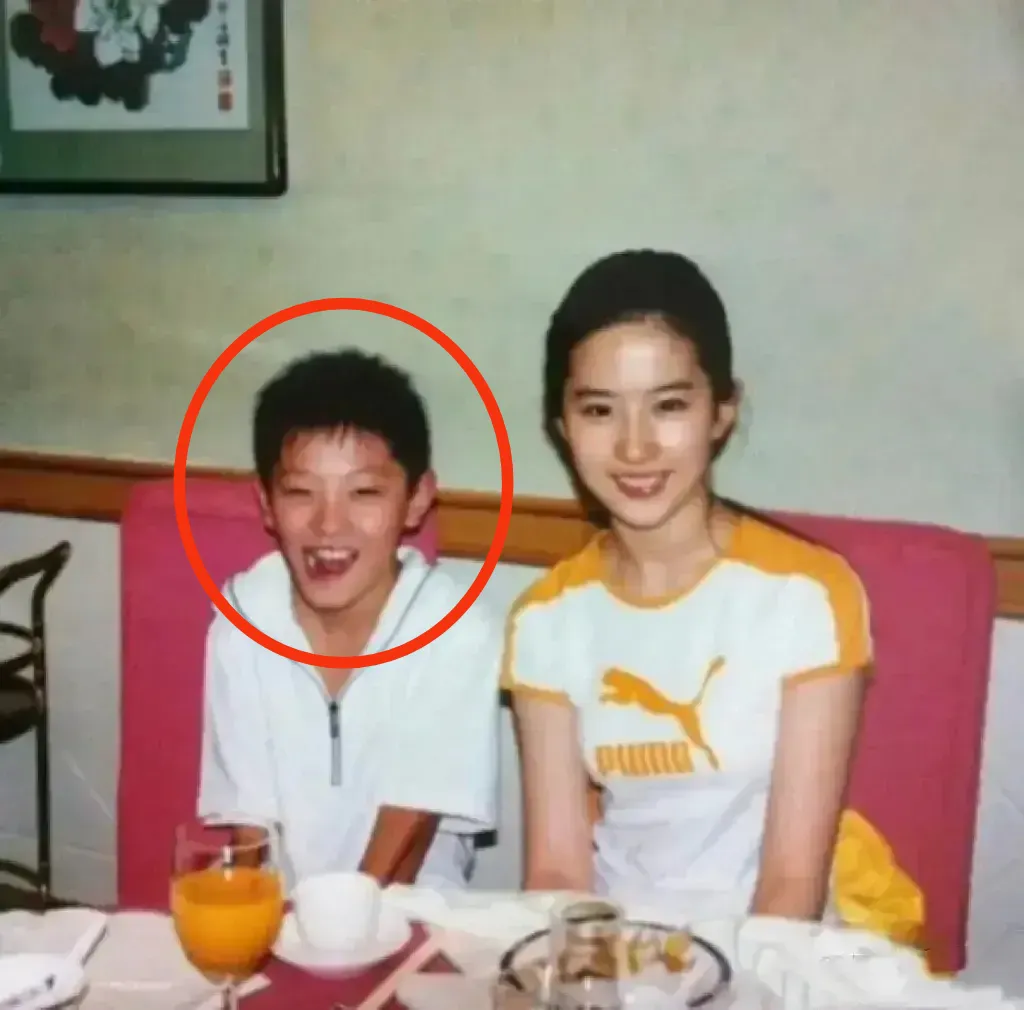 神仙姐姐刘亦菲也没想到，当年随手拍的一张合影，身边这位英俊的小少年却在多年以后变