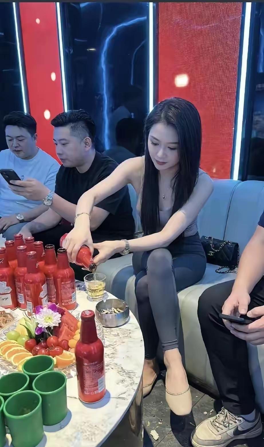 我一个朋友真是太傻了，怎么劝也没用，竟然喜欢上一个在商k上班的女生。我告诉他，