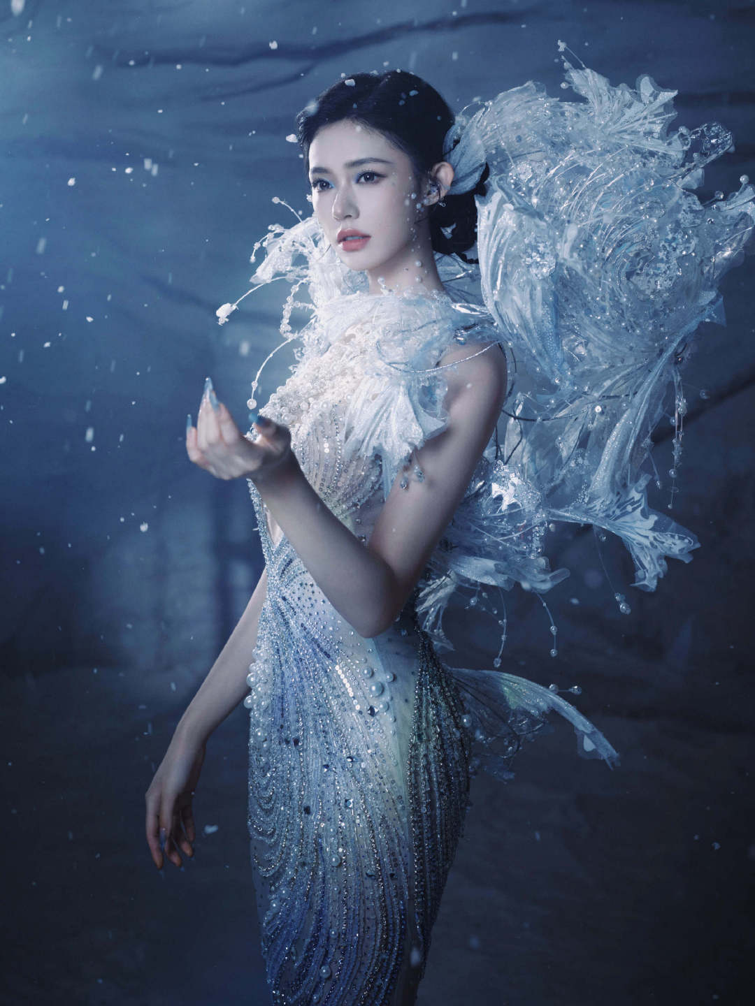 林允这是在cos甄姬吗舞台上的林允如同出水芙蓉，水蓝色长裙缀满星光般的钻饰，羽