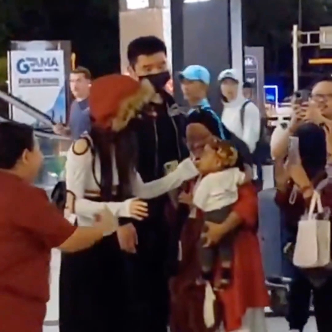 我靠我好羡慕这个被捏脸的小孩求被捏