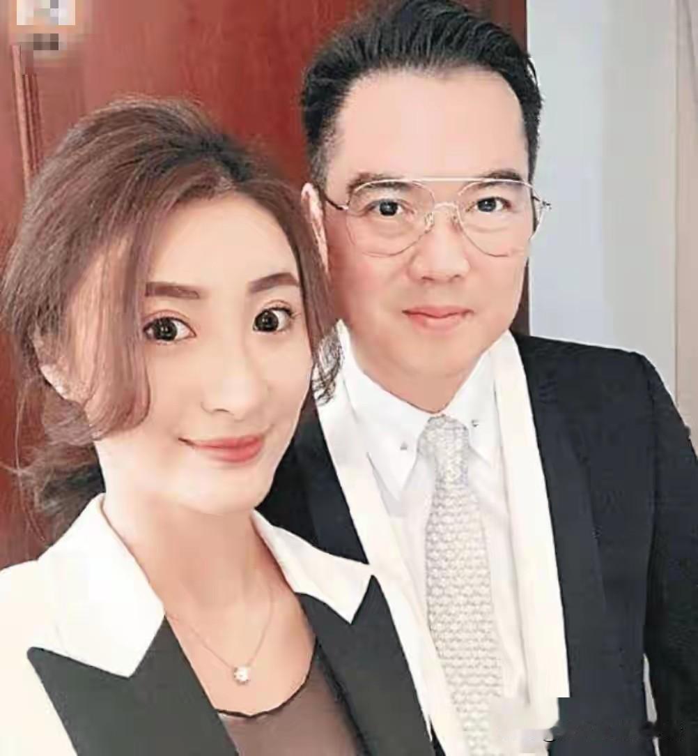 退潮时才知道谁在裸泳。香港明星林峰的堂妹林夏薇，就正在经历这样的大起大落。本