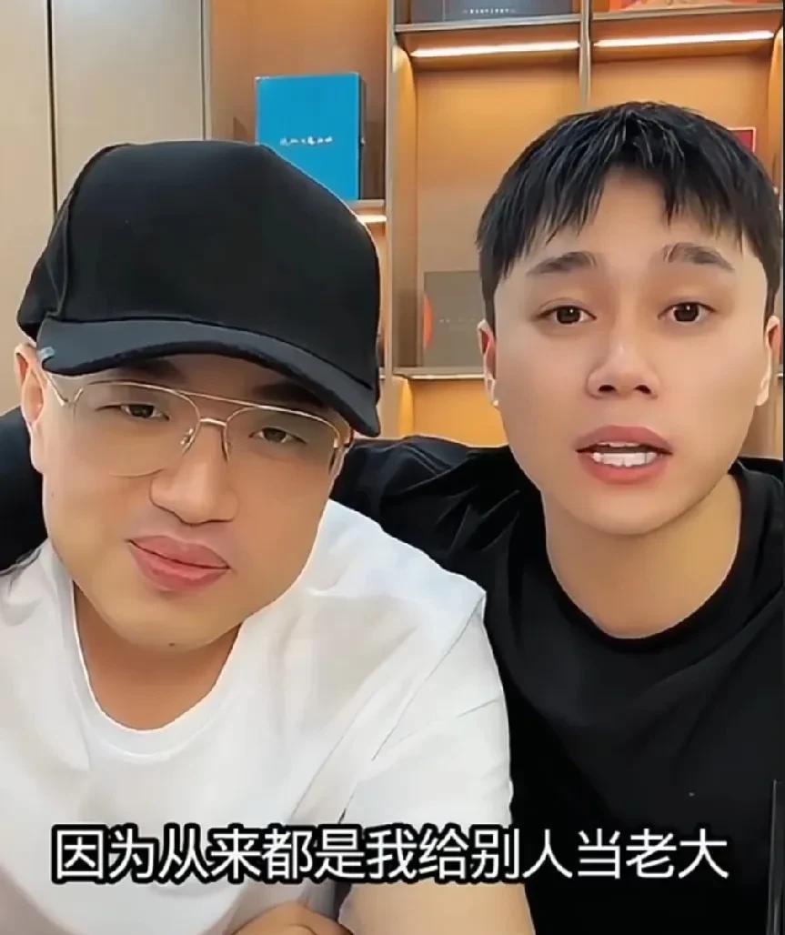 刘二狗称伽柏才是好兄弟，我聊到伽柏哥时我哭过，伽柏哥聊起我时也哭过，最感动的是他