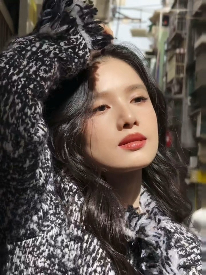 张婧仪镜头前自带故事感，清润眉眼缀着倔强，骨相韵致与镜头适配度拉满～