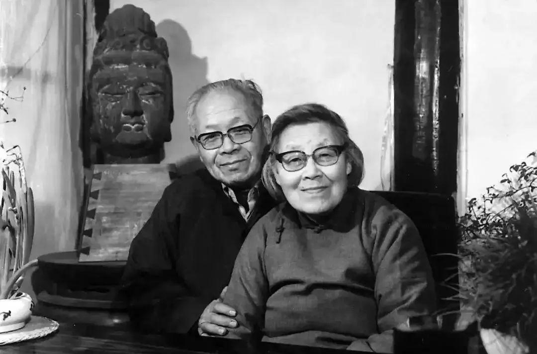 1945年，王世襄和袁荃猷结婚。婚后，王世襄发现妻子除了会剥蒜，其他家务活一概不