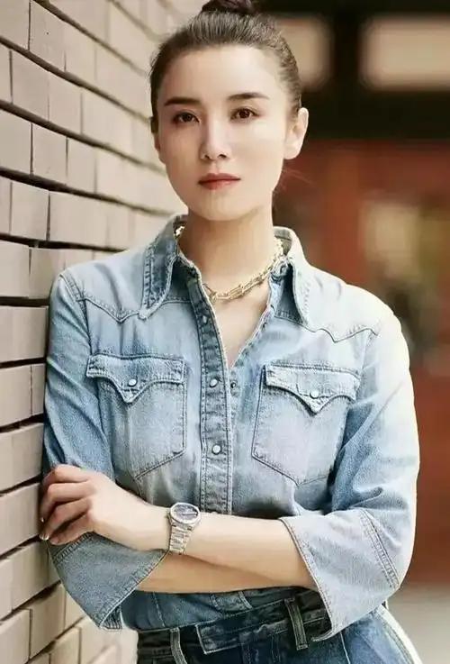 一男子娶了个帽子当老婆，每次两人斗嘴动手，他老婆不是薅头发就是抓他脸。男子有