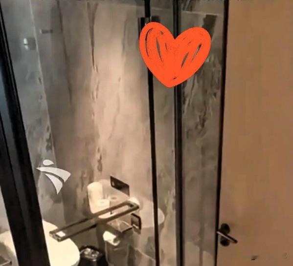 “太揪心了！”广东佛山，一家三口旅游入住岭南花园酒店，给1岁娃洗完澡后卫生间门锁突然卡死，三人被困整