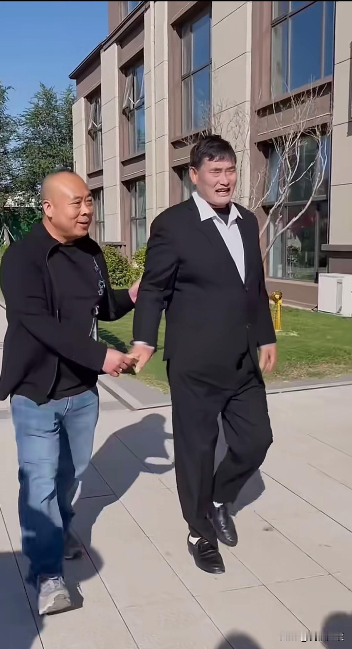 大衣哥没飘，大衣嫂也没飘，两家人一看都是老实本分，真是门当户对，相亲相爱。