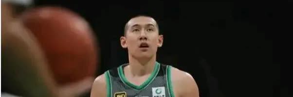 2米26的徐昕，突然逼宫广东！注册截止前10天，他亲手把转会申请拍在总经