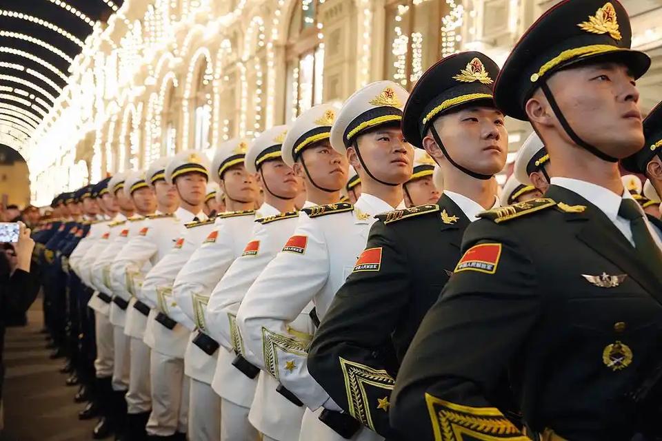 中俄共同努力，防止历史被美国篡改！当解放军仪仗队亮相俄罗斯阅兵式，普京也宣布，将
