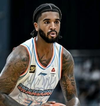 山东男篮外援克里斯已经抵达山东和球队汇合。据媒体人夏晓司透露，山东男篮外援克里斯