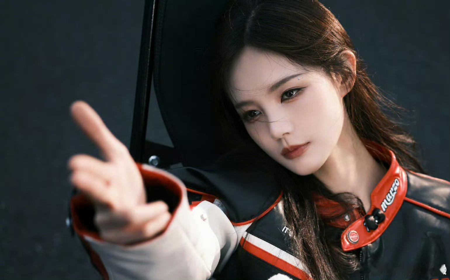 李一桐机车服造型帅到了我恭喜解锁李一桐新风格，又飒又美🤩​​​