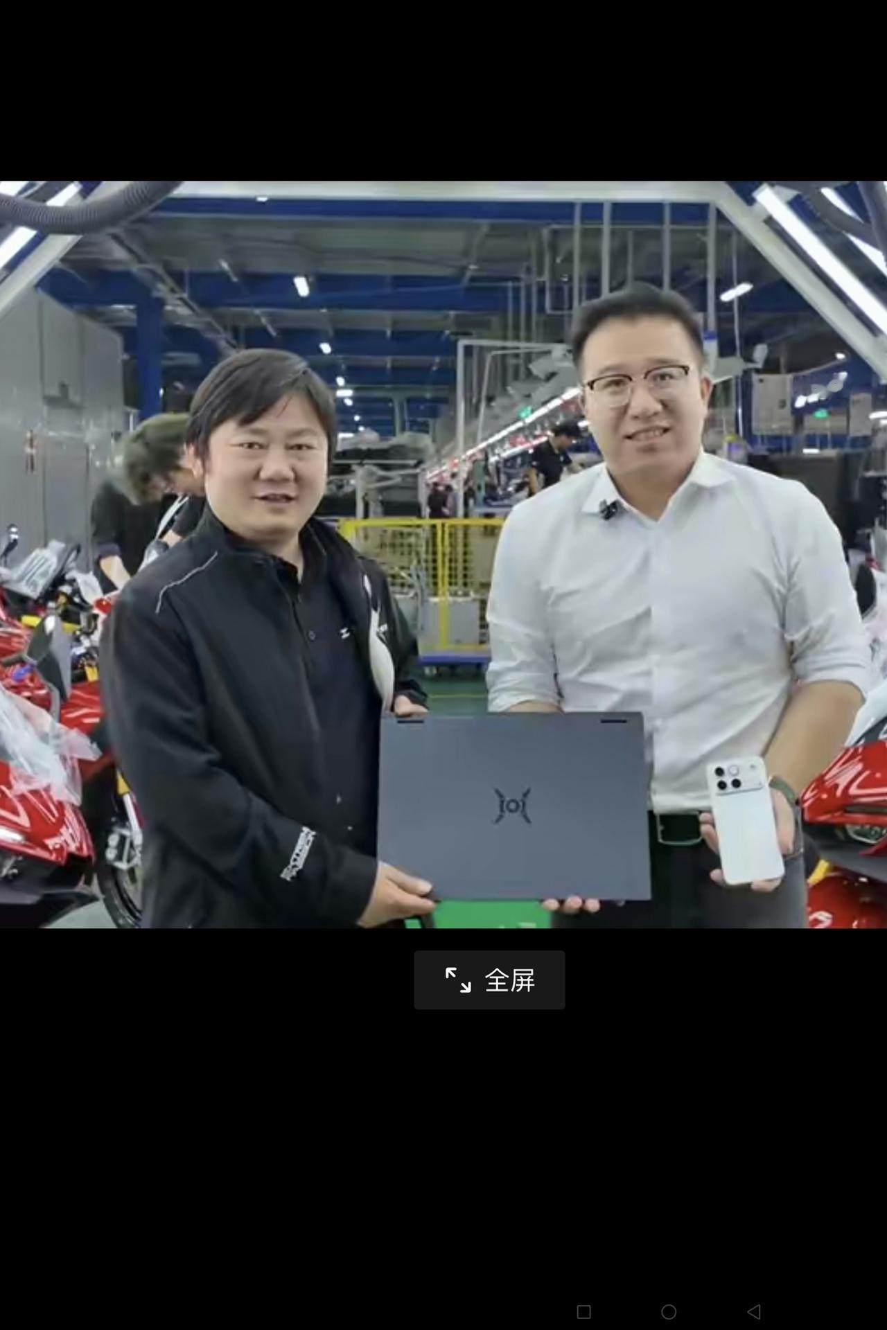 好开心哟，张雪10天里两次获赠荣耀手机！昨天（4月17日），荣耀首席营销官黄海