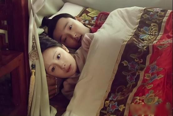 古代夫妻行房事的时候，旁边为什么要有一名丫鬟守着？看着男女主人做这种事情，她们就