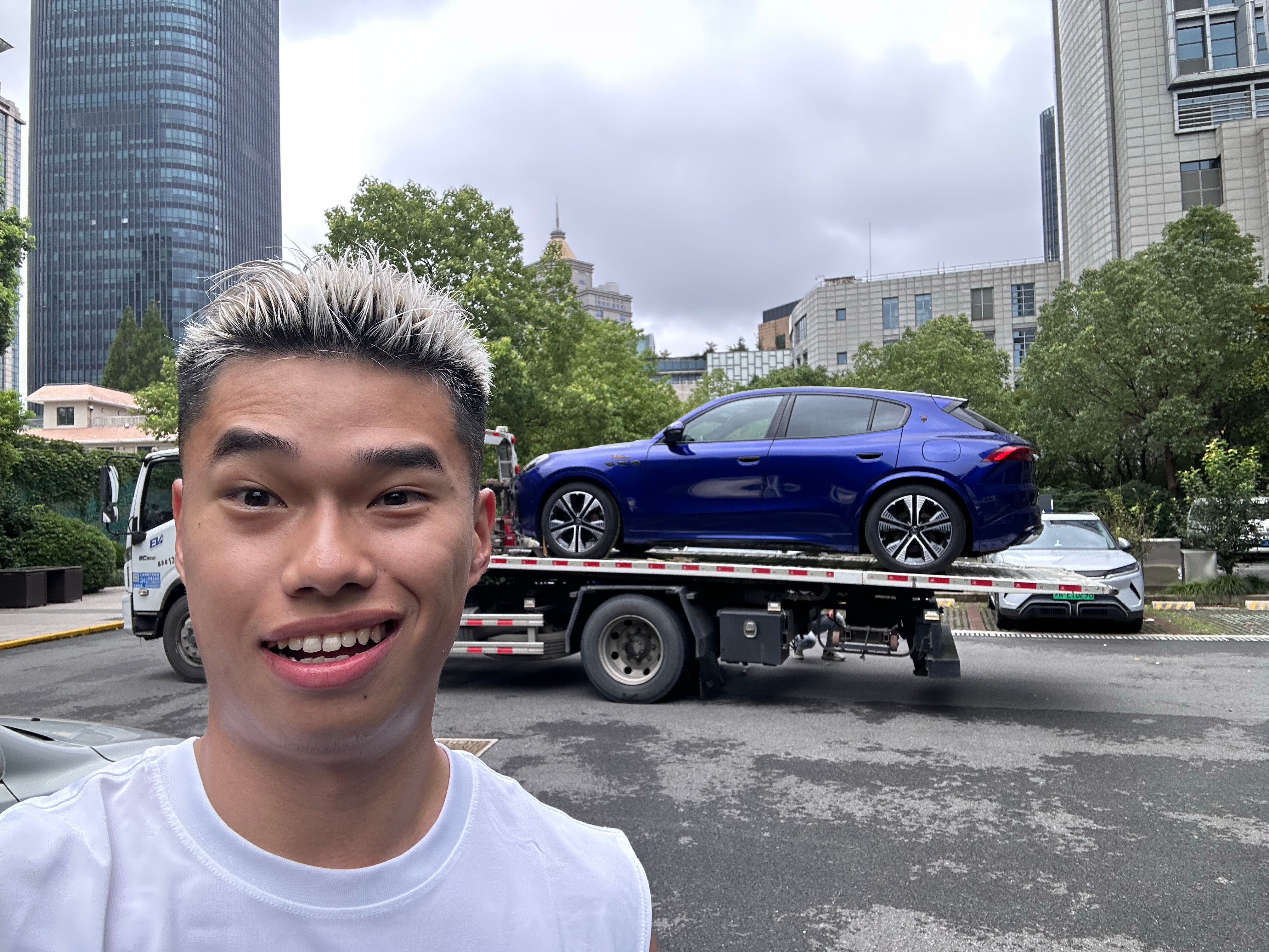 上午来公司接车，周末体验一下玛莎拉蒂送来的试驾车[大笑]​​​