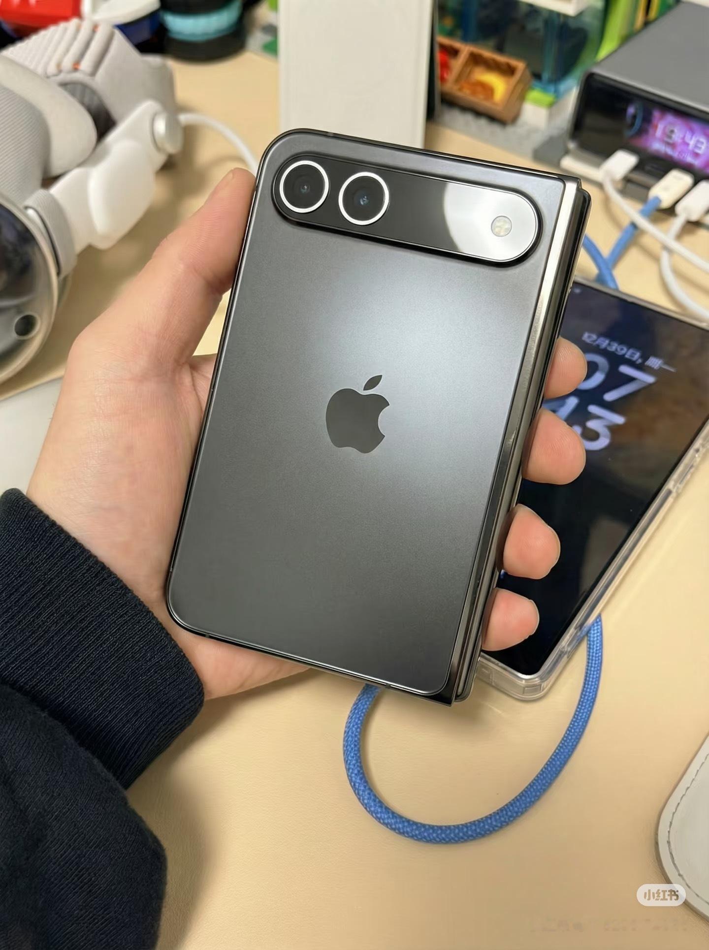 这应该是最接近量产的iPhoneFlod了吧看来折痕这个技术难题，连苹果也没能克