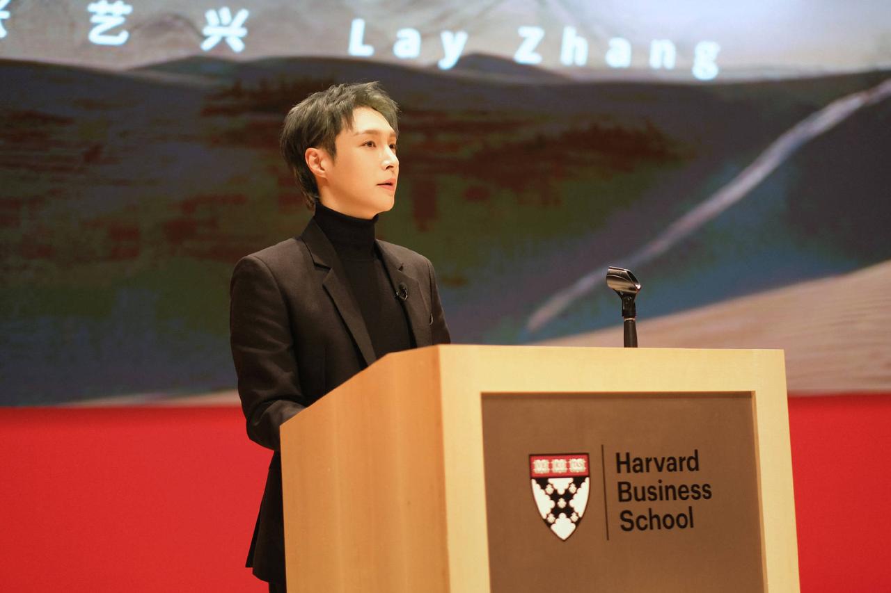 张艺兴去上大学了，弥补了17岁错失的大学梦！13日，张艺兴在社交平台向粉丝分