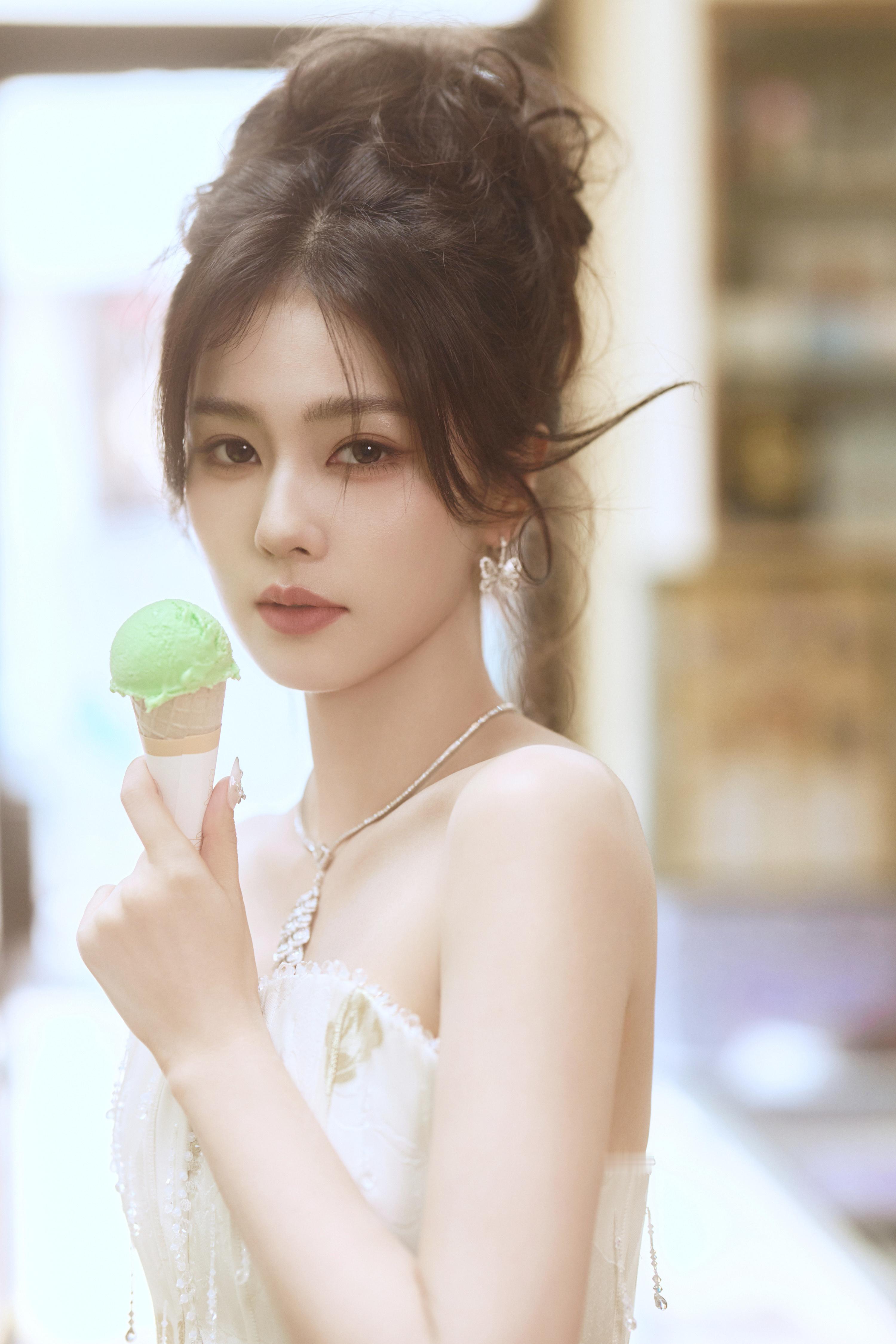 白鹿一袭白裙镶金纹，剪裁利落的抹胸版型展露精致骨相，缎面材质自带柔光质感，鎏金