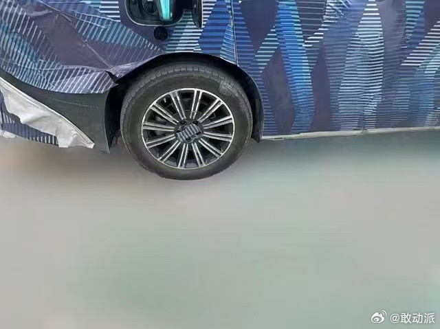 比亚迪海洋网首款量产MPV代号巨鲸09，谍照显示量产版和Ocean‑V概念车差异