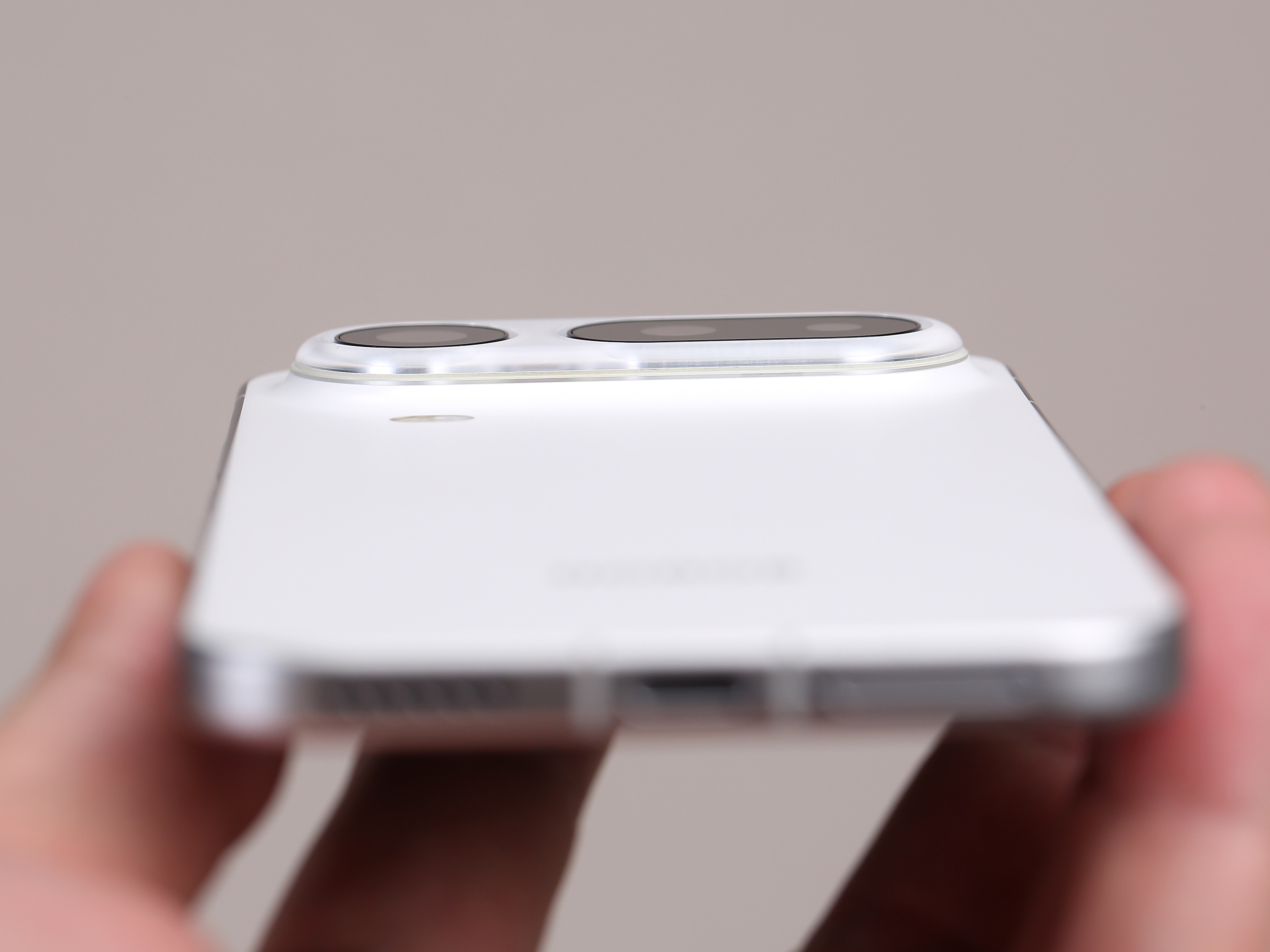 朋友们，荣耀Magic8ProAir平嵌镜盖已上架。有白色和黑色两款配色