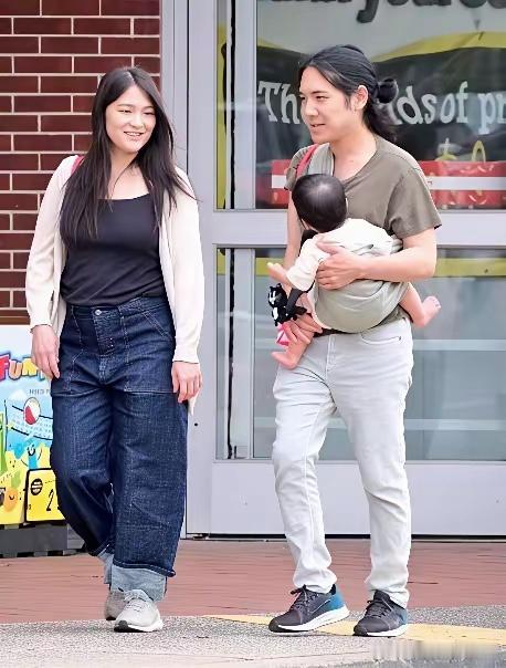 日本真子公主一家三口8月底最新照片，这位驸马的长相和身材比例好奇怪！​​​