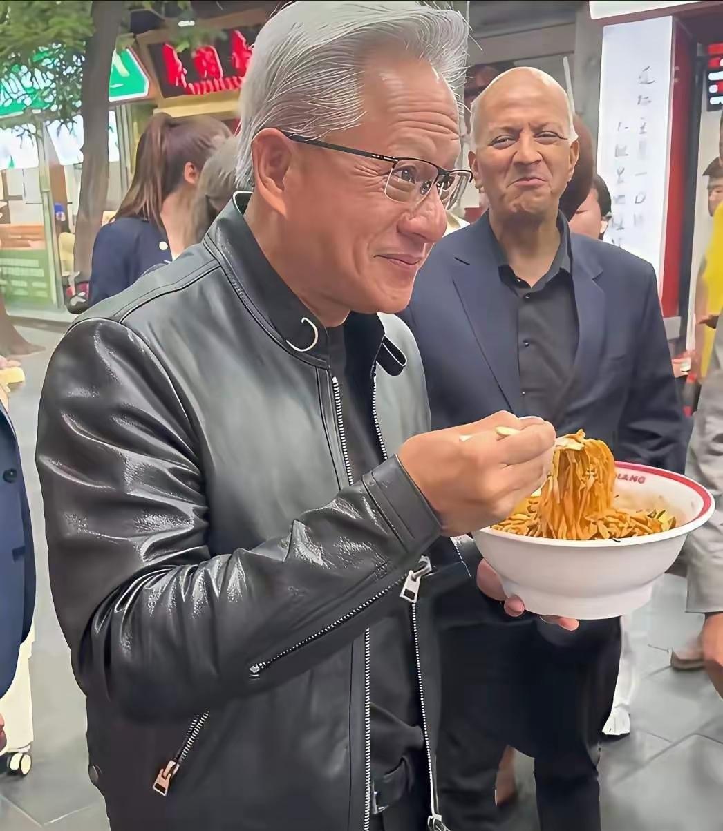模仿黄仁勋吃饭结果成了东施效颦的笑话。“娟儿”虽然从吃面条的一举一动都模仿的十