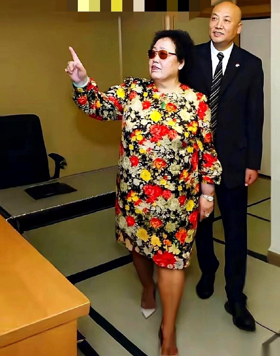 一张旧照，陈丽华手轻轻搭在迟重瑞肩上，笑意未达眼底。然而，她留下的遗嘱，却像一枚