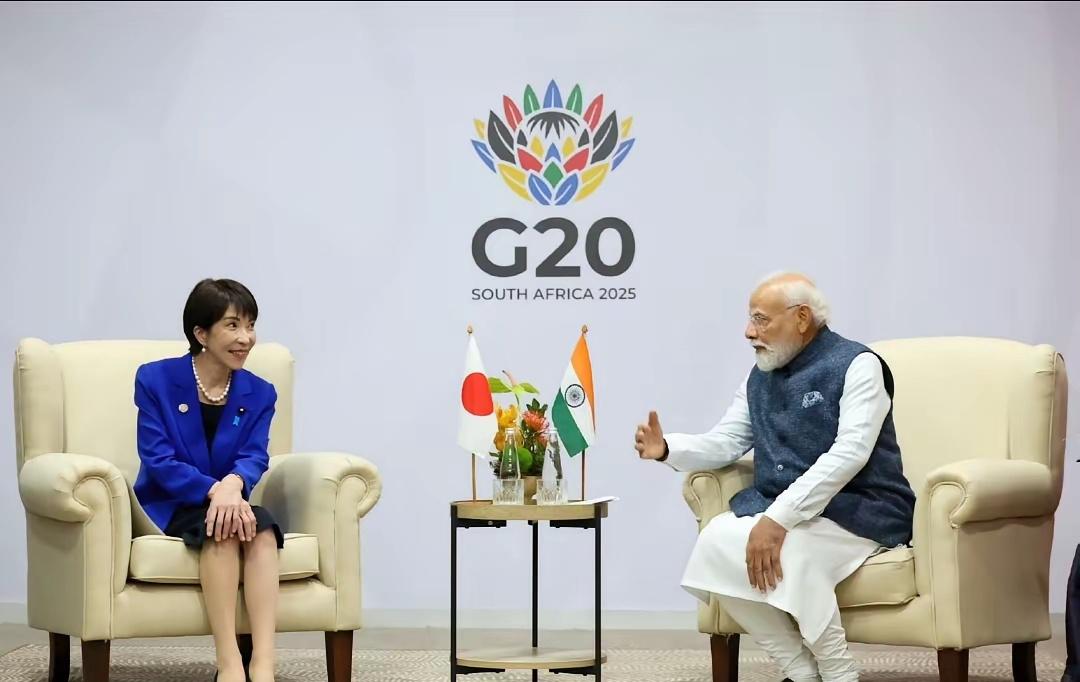 高市早苗：好久不见，死鬼！莫迪：是啊，小可爱！高市早苗：你这称呼还是一如