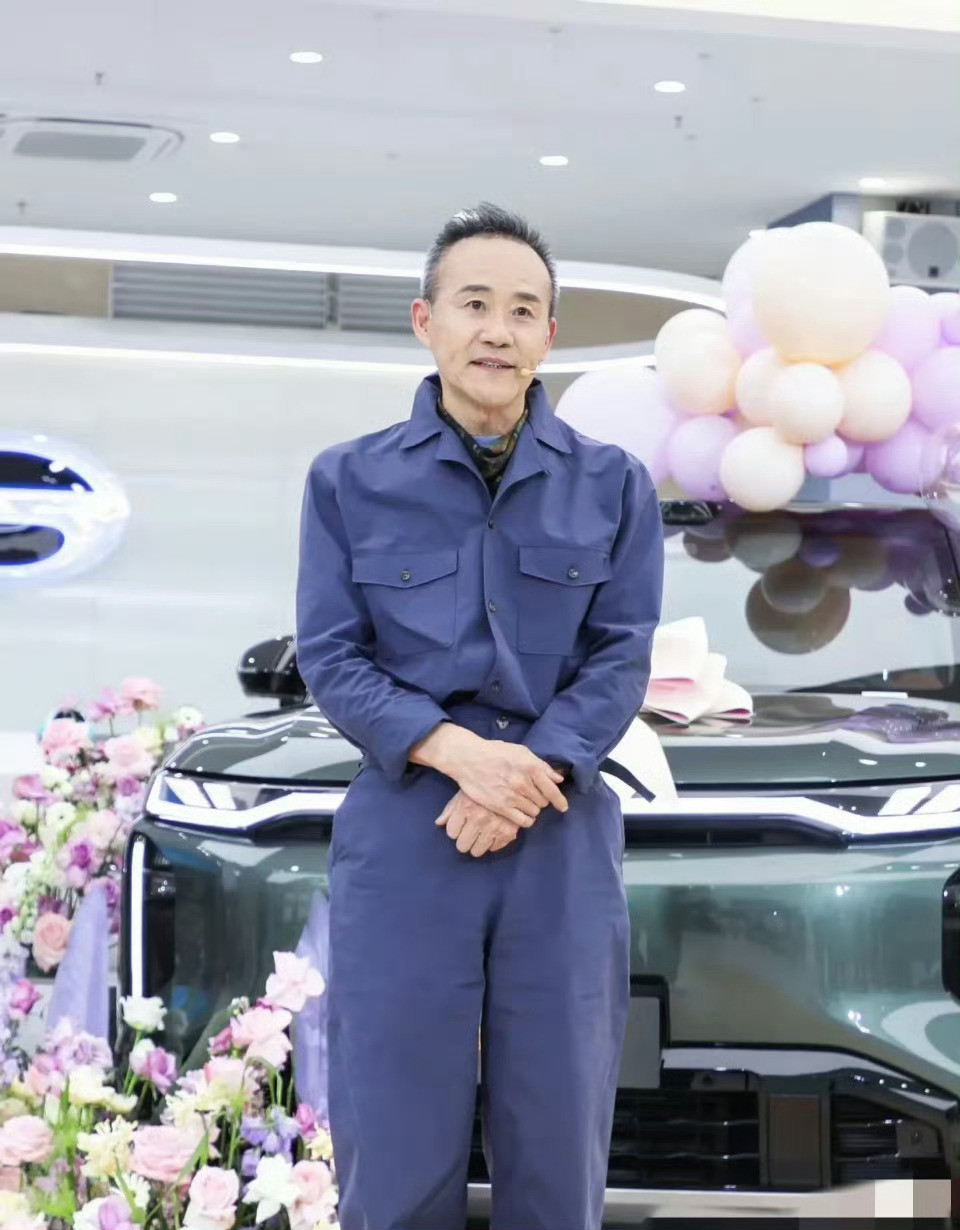 74岁的王石现身汽车展，身穿蓝色TOD'S25春夏休闲服。​​​