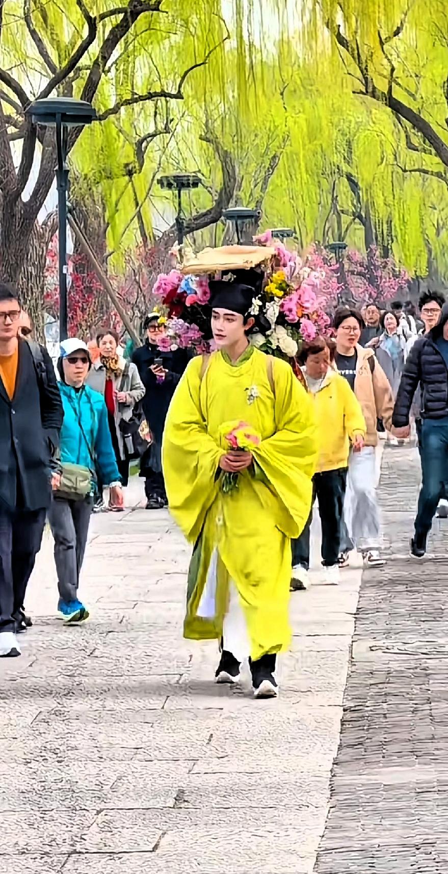 西湖卖花郎！太有画面感太有创意了，文旅做的好，老祖宗的服装真的美，人在